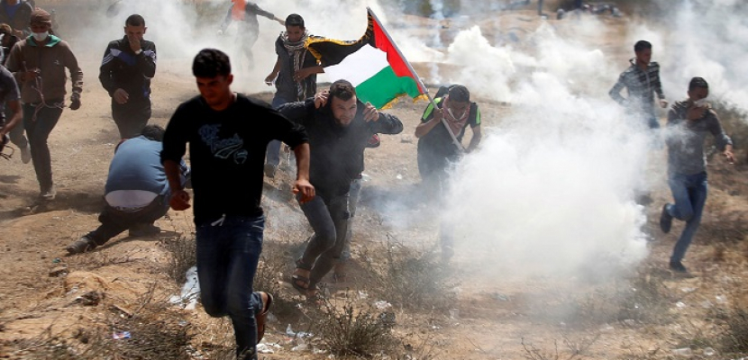 إصابة عشرات الفلسطينيين بالاختناق خلال وقفة احتجاجية على تجريف الأراضي بالخليل