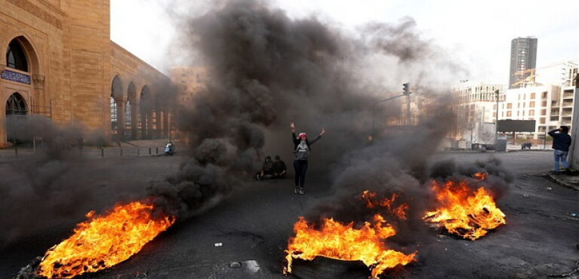 المتظاهرون في لبنان يواصلون قطع الطرقات بالإطارات المشتعلة احتجاجا على الأوضاع المعيشية