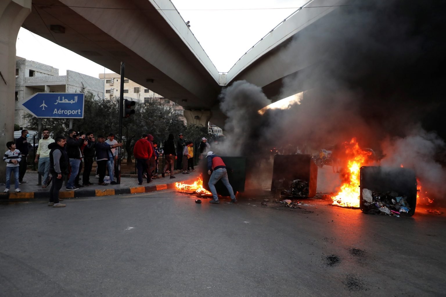 احتجاجات في عدة مدن لبنانية إثر هبوط جديد لليرة