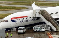 انهيار مقدمة طائرة بوينج 787 للخطوط الجوية البريطانية بمطار هيثرو