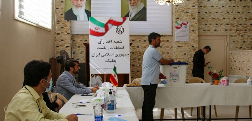 الإيرانيون يواصلون الإدلاء بأصواتهم في الانتخابات الرئاسية وسط إقبال ضعيف