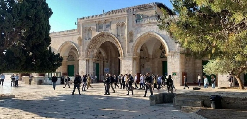 عشرات المستوطنين يقتحمون المسجد الأقصى بحماية قوات الاحتلال الإسرائيلي