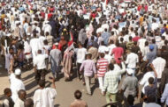 آلاف السودانيين يتظاهرون في الشوارع للمطالبة بعودة الحكومة المدنية