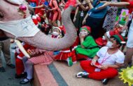 فيلة في زيّ “بابا نويل” توزع الكمامات على تلاميذ تايلاند