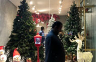 لأول مرة.. سعوديون يحتفلون بعيد الميلاد.. شجرة الكريسماس وقبعات سانتا كلوز في شوارع المملكة