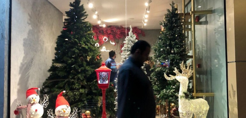 لأول مرة.. سعوديون يحتفلون بعيد الميلاد.. شجرة الكريسماس وقبعات سانتا كلوز في شوارع المملكة