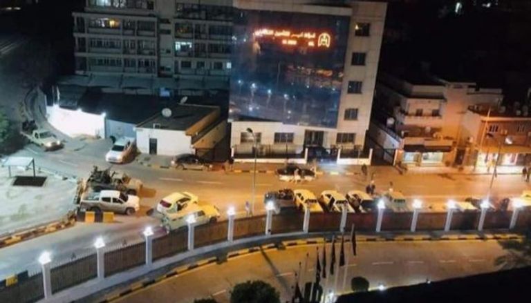 مقر حكومة ليبيا تحت الحصار.. ومقترح بتسليم السلطة للقضاء