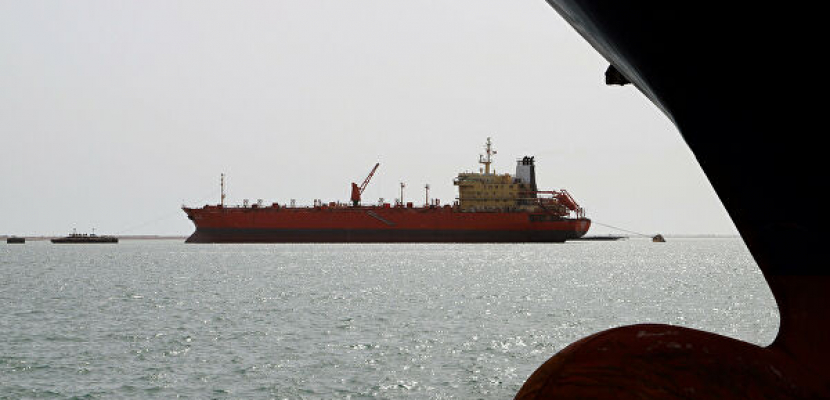 بعد اختطاف سفينة شحن إمارتية قبالة الحديدة .. الحوثيون ينقلون أسلحة إلى متنها
