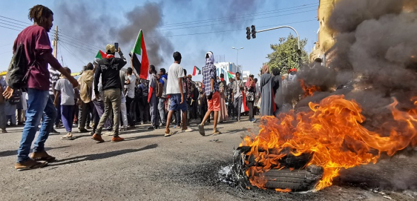 مظاهرات جديدة في السودان.. والأمن يطلق الغاز لتفريق محتجين قرب القصر الرئاسي