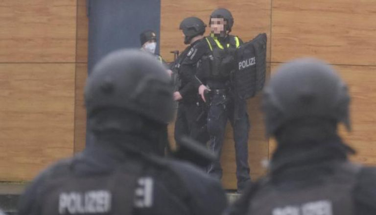 بعد يوم من مقتل ضابطين.. الشرطة الألمانية تحاصر مسلحا بمدرسة في هامبورج