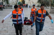 اشتباكات بين الشرطة الإسرائيلية وفلسطينيين قرب الأقصى وسقوط 152 مصابا