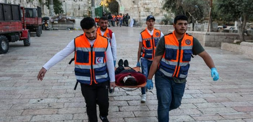 اشتباكات بين الشرطة الإسرائيلية وفلسطينيين قرب الأقصى وسقوط 152 مصابا