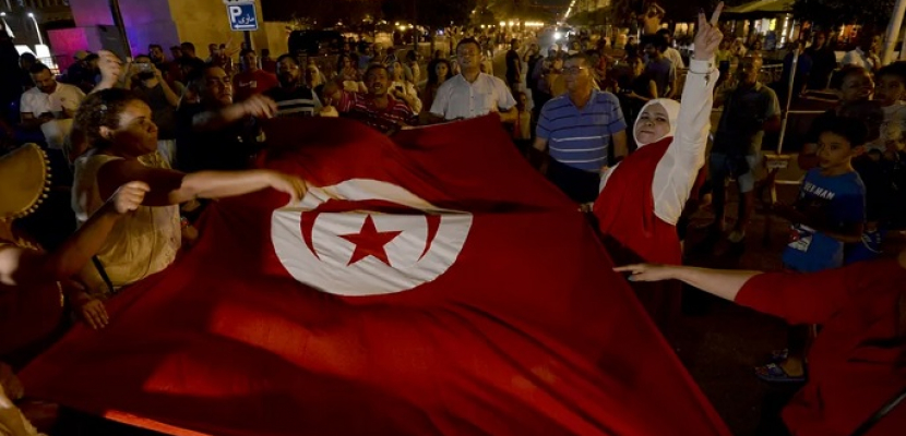احتفالات في تونس بعد استطلاعات تمرير الدستور بأغلبية كبيرة .. وسعيد : يجب محاسبة كل من أجرم في حق البلاد