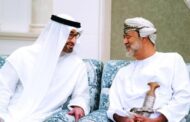 رئيس دولة الإمارات يصل مسقط.. وسلطان عمان في مقدمة مستقبليه