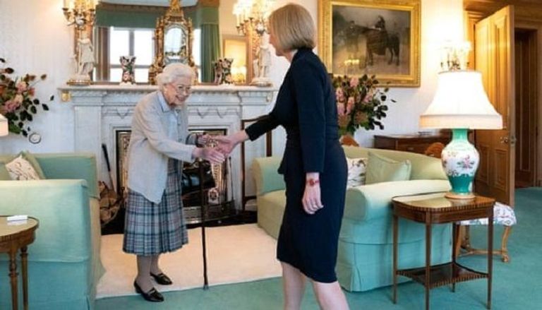 ملكة بريطانيا تكلف “تراس” بتشكيل الحكومة الجديدة