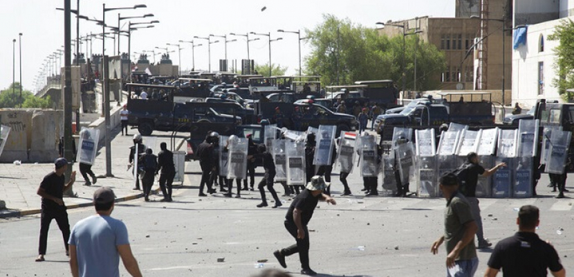 صدامات بين المتظاهرين والأمن العراقي وسط بغداد تزامنا مع مناقشة البرلمان استقالة الحلبوسي