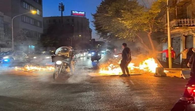 احتجاجات إيران.. مقتل أحد عناصر الحرس الثوري متأثرًا بجراحه