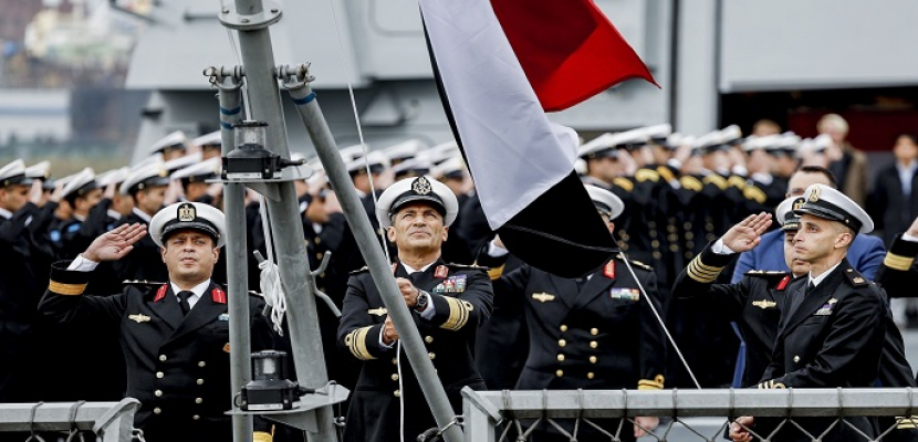 قائد القوات البحرية يرفع العلم المصرى على الفرقاطة “العزيز” طراز (MEKO – A200)