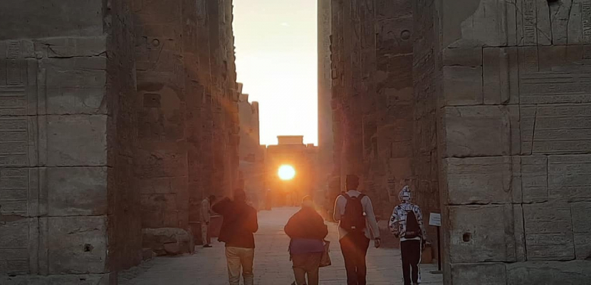 أكثر من ألف سائح مصري وأجنبي يشهدون ظاهرة تعامد الشمس على معابد الكرنك