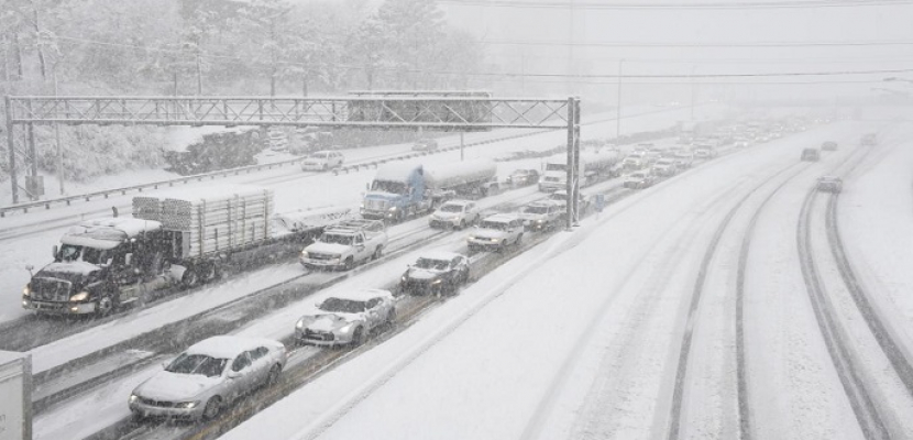 مصرع شخصين وإلغاء أكثر من 1700 رحلة جوية في أمريكا بسبب العواصف الثلجية