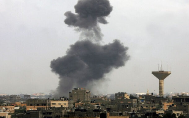 غارات جوية وقصف مدفعى إسرائيلى شرق غزة واستشهاد فلسطينى فى حى الزيتون