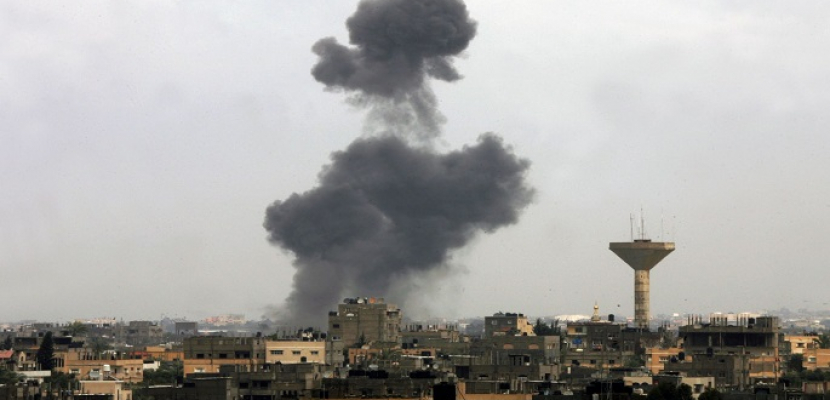 غارات إسرائيلية تستهدف مواقع حماس وسط قطاع غزة