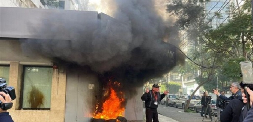 محتجون لبنانيون يضرمون النار ويحطمون بنوكا في بيروت