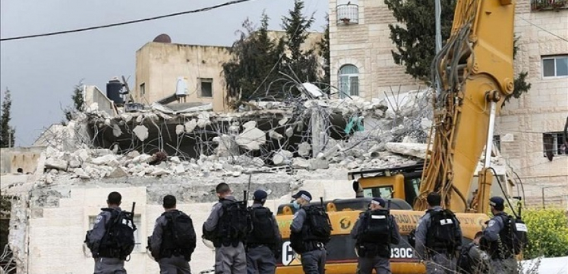 آليات الاحتلال الإسرائيلي تهدم منزلين في مدينة القدس المحتلة