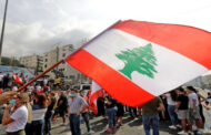 محتجون في لبنان يحاولون اقتحام الأسلاك الشائكة بمحيط مجلس الوزراء والأمن يرد بقنابل مسيلة للدموع