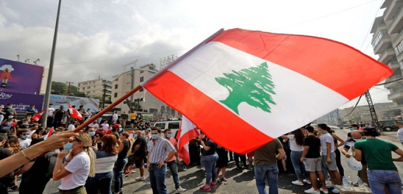 محتجون في لبنان يحاولون اقتحام الأسلاك الشائكة بمحيط مجلس الوزراء والأمن يرد بقنابل مسيلة للدموع