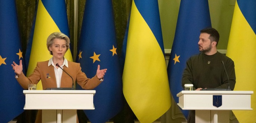 خلال مؤتمر صحفي مع فون دير لاين.. زيلينسكي: الاتحاد الأوروبي مستعد لتزويد أوكرانيا بمليون طلقة مدفعية