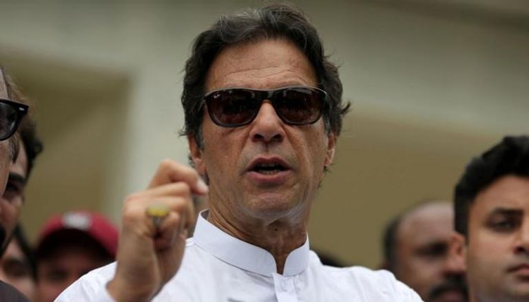 عمران خان يلقي بكرة لهب جديدة في باكستان