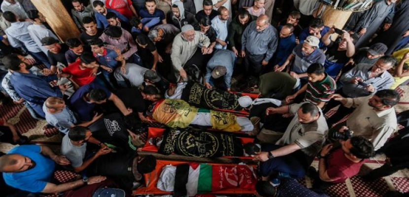 وسط حالة من الحداد والنفير العام .. الفلسطينيون يُشيعون جثامين “شهداء” العدوان الإسرائيلي على قطاع غزة