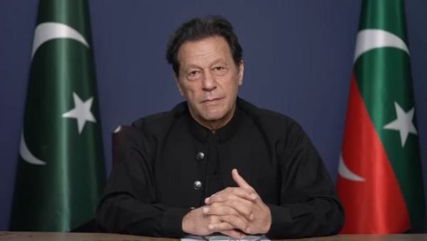 باكستان.. محكمة تأمر بالإفراج عن عمران خان