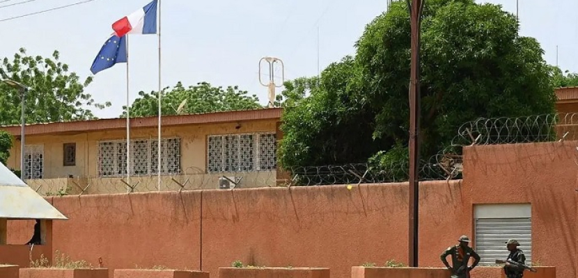 فرنسا تبدأ مباحثات مع النيجر لسحب جزء من قواتها