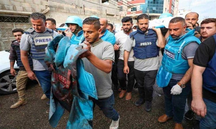 استشهاد صحفي فلسطيني وأفراد من عائلته في قصف إسرائيلي استهدف منزله شرق غزة