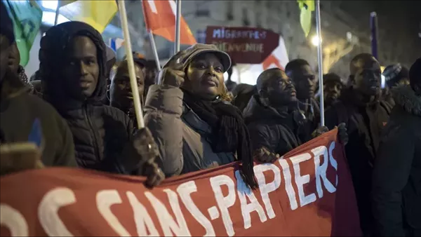 مئات العمال غير المسجلين في فرنسا يبدأون الإضراب