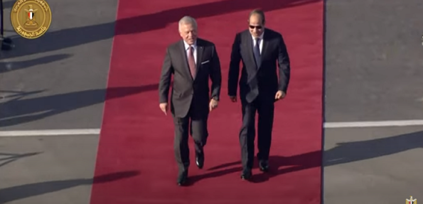 الرئيس السيسي يستقبل العاهل الأردني لدى وصوله بمطار القاهرة الدولي