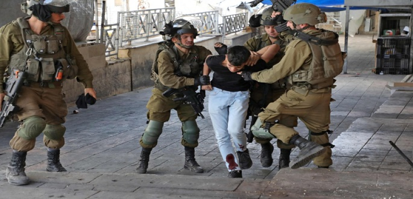 الاحتلال الإسرائيلي يعتقل 52 فلسطينيًا من الضفة الغربية