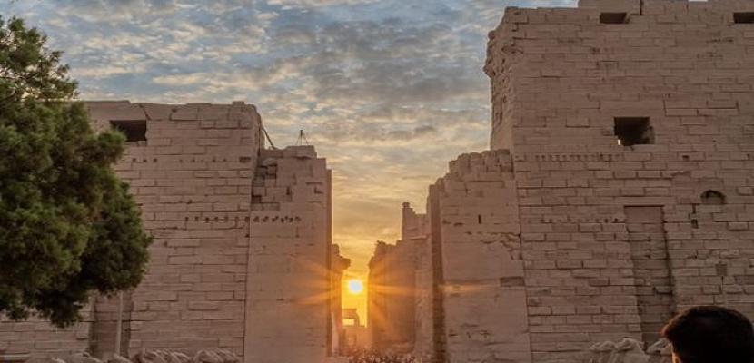 معابد الكرنك تشهد ظاهرة تعامد الشمس على المحور الرئيسي لمعبد أمون رع… وتوافد الزوار لرصد الظاهرة الفريدة
