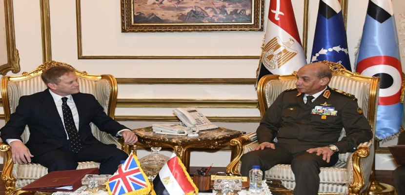 الفريق أول محمد زكي يلتقي وزير الدفاع البريطاني