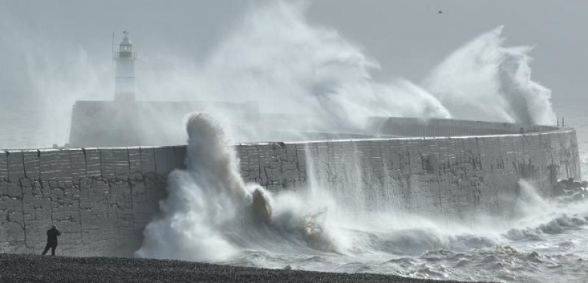 انقطاع الكهرباء عن آلاف المنازل في بريطانيا مع استمرار العاصفة إيشا