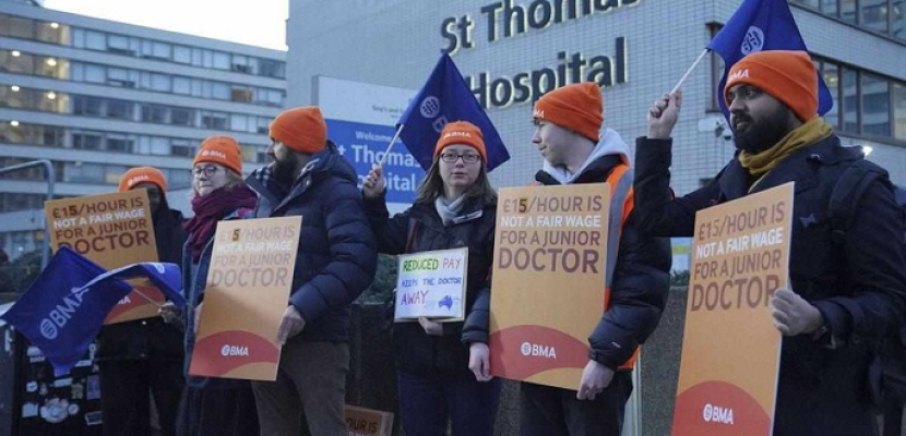 آلاف الأطباء في بريطانيا يبدأون أطول إضراب لهم على الإطلاق احتجاجا على الأجور