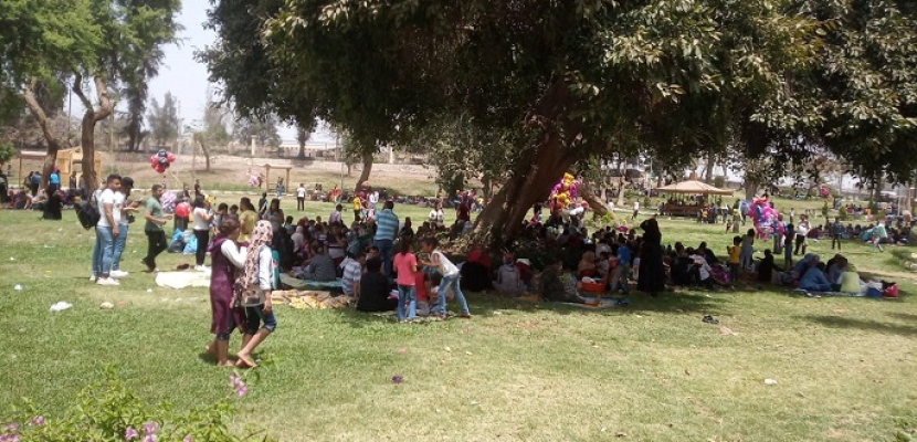 المواطنون يتوافدون على الحدائق والمتنزهات في ثالث أيام عيد الفطر المبارك
