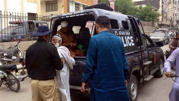 الشرطة الباكستانية تعتقل 100 مسلم بعد اعتداء على رجل دين مسيحي وابنه