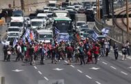 متظاهرون إسرائيليون يغلقون شوارع رئيسية