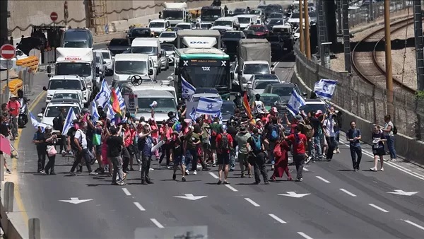 متظاهرون إسرائيليون يغلقون شوارع رئيسية