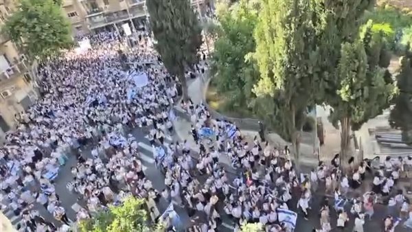 مسيرة الأعلام تملأ شوارع القدس القديمة وأعداد المستوطنين في تزايد