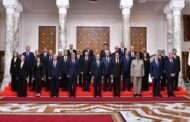 الرئيس السيسي يتوسط صورة تذكارية مع الحكومة الجديدة عقب أداء اليمين الدستورية