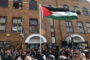 لحظة تاريخية .. رفع علم فلسطين على مبنى السفارة فى لندن
